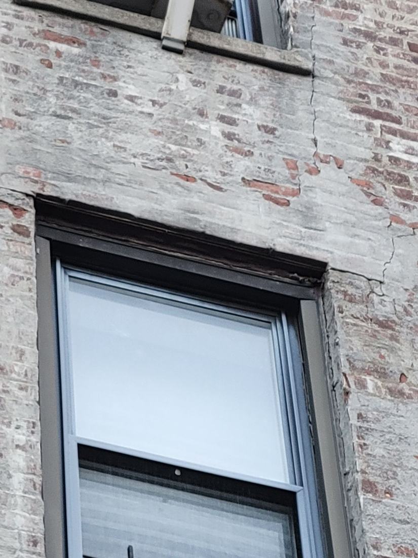 Cracked window lintel before repair